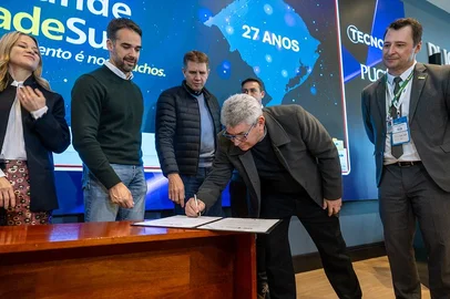PORTO ALEGRE, RS, BRASIL, 30.5.2025 - Celebração dos 27 anos do Badesul, com assinatura de protocolo de transferência de sede e contrato de linha de crédito com a Corporação Andina de Fomento (CAF), no Tecnopuc.Foto: Vitor Rosa / Secom