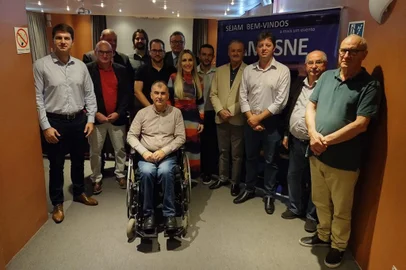 O prefeito de Nova Roma do Sul, Douglas Pasuch (PP), foi eleito o novo presidente da Associação dos Municípios da Encosta Superior do Nordeste (Amesne) para a gestão 2023/24. A escolha foi realizada através de voto por aclamação em encontro que ocorreu na Casa das Artes, em Bento Gonçalves, nesta quarta-feira (5).Em sua fala de encerramento, o então presidente da Amesne e prefeito de Nova Prata, Alcione Grazziotin (MDB), agradeceu a oportunidade de comandar a entidade e o apoio que recebeu dos prefeitos e colegas durante o mandato.Douglas enfatizou que as pautas e problemas da Amesne são, em grande maioria, necessidades comuns dos 37 municípios representados pela entidade. Segundo o novo presidente, a principal pauta em discussão no momento é para regularizar o trabalho de safristas, que já vinha sendo tratada pelo presidente anterior.<!-- NICAID(15395573) -->