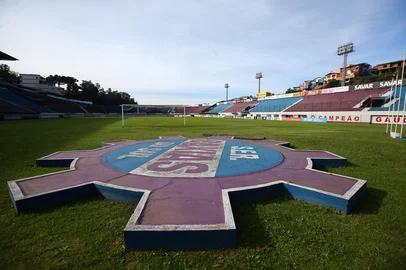 CAXIAS DO SUL, RS, BRASIL, 27/08/2026. Vistas gerais do estádio Francisco Stédile, o estádio Centenário, casa da SER Caxias estará comemorando 50 anos no próximo dia 12 de setembro. O apelido Centenário foi uma homenagem aos cem anos de colonização italiana ocorrido em 1975. (Porthus Junior/Agência RBS)<!-- NICAID(16353903) -->