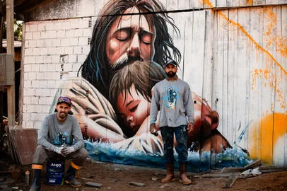 Artistas Rafael Jung e  Welingson Brittes doam grafite a galpão comunitário atingido pela enchente na divisa entre São Leopoldo e Novo Hamburgo. O local atende mais de 700 pessoas desabrigadas no Bairro Santos Dumond.<!-- NICAID(15840192) -->
