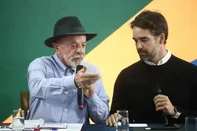 CANOAS, RS, BRASIL, 11-09-2026: O presidente da República e candidato a reeleição, Luiz Inácio Lula da Silva, participa nesta sexta-feira, 11 de setembro, de reunião com o  governador do Rio Grande do Sul, Eduardo Leite, e com os prefeitos de Porto Alegre, Sebastião Melo, de Canoas, Airton Souza, e de Eldorado do Sul, Juliana Carvalho. O encontro ocorre às 14h20 na Base Aérea de Canoas. O assunto da reunião será o Fundo de Apoio à Infraestrutura para Recuperação e Adaptação a Eventos Climáticos Extremos. A ministra da Casa Civil, Miriam Belchior, e o ministro dos Transportes, George Santoro, também participam, entre outras autoridades. Foto: Jonathan Heckler/Grupo RBS<!-- NICAID(16364161) -->