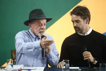 CANOAS, RS, BRASIL, 11-09-2026: O presidente da República e candidato a reeleição, Luiz Inácio Lula da Silva, participa nesta sexta-feira, 11 de setembro, de reunião com o  governador do Rio Grande do Sul, Eduardo Leite, e com os prefeitos de Porto Alegre, Sebastião Melo, de Canoas, Airton Souza, e de Eldorado do Sul, Juliana Carvalho. O encontro ocorre às 14h20 na Base Aérea de Canoas. O assunto da reunião será o Fundo de Apoio à Infraestrutura para Recuperação e Adaptação a Eventos Climáticos Extremos. A ministra da Casa Civil, Miriam Belchior, e o ministro dos Transportes, George Santoro, também participam, entre outras autoridades. Foto: Jonathan Heckler/Grupo RBS<!-- NICAID(16364161) -->