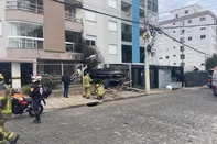 Caminhão invade prédio na Rua Zumbi dos Palmares, no bairro Diamantino<!-- NICAID(16081424) -->