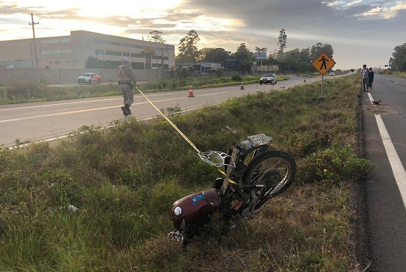 15/11/2021 - Motociclista morre em acidente na RS-118, em Gravataí. Moto estaria na contramão e bateu de frente em um carro próximo ao viaduto da Itacolomi. FOTO: Tiago Bitencourt / Agência RBS<!-- NICAID(14941053) -->