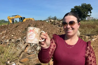 Tainara Pereira Duarte, moradora de Cruzeiro do Sul, no Vale do Taquari, encontra caneca pessoal durante limpeza do bairro Passo de Estrela, devastado pela enchente de 2024. Bairro será reconstruído em novo loca. <!-- NICAID(16022405) -->