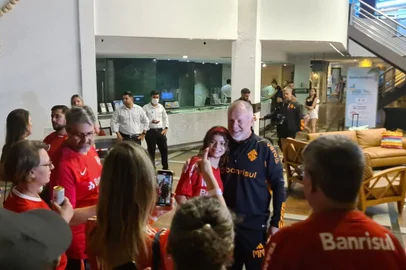 Mano Menezes, técnico do Inter, atende a torcedores em Maceió