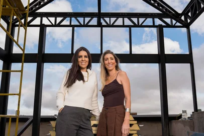 Arquitetas Marina Miot e Jessica De Carli falam sobre a importância da edificação para a cidade e citam algumas intervenções que estão sendo feitas.Um prédio que faz parte da memória de Caxias do Sul e de muitos dos seus moradores, o Alfredinho está passando por uma reforma para iniciar uma nova fase na sua trajetória. Esse retrofit, que está sendo feito considerando todos os cuidados exigidos em uma obra realizada em um prédio histórico - incluindo a aprovação do Conselho de Patrimônio Histórico e Cultural (Compahc) - e o respeito ao que foi projetado pelos arquitetos que o projetaram na década de 1960, foi documentado em uma minissérie para o Instagram.<!-- NICAID(16074928) -->