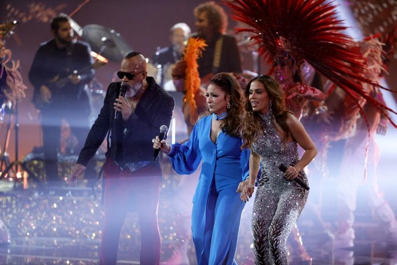 LAS VEGAS, NEVADA - NOVEMBER 18: (L-R) Carlinhos Brown, Gloria Estefan and Anitta perform onstage during The 22nd Annual Latin GRAMMY Awards at MGM Grand Garden Arena on November 18, 2021 in Las Vegas, Nevada.   Ethan Miller/Getty Images/AFP (Photo by Ethan Miller / GETTY IMAGES NORTH AMERICA / Getty Images via AFP)<!-- NICAID(14945186) -->