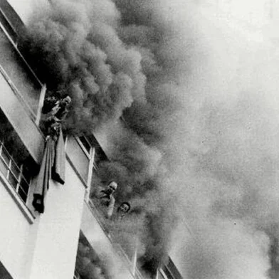 **Atenção, Somente a baixa resolução está disponível**Flávio Borges (e), no incêndio das Lojas Renner em 1976, aguardando socorro.Foto não publicada<!-- NICAID(2759170) -->