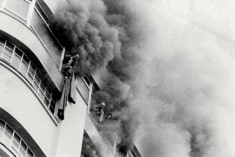 **Atenção, Somente a baixa resolução está disponível**Flávio Borges (e), no incêndio das Lojas Renner em 1976, aguardando socorro.Foto não publicada<!-- NICAID(2759170) -->