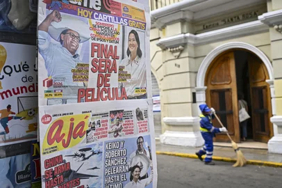 MARTIN BERNETTI / AFP View of front pages of newspapers displayed at a newsstand in Lima on June 8, 2026, the day after the runoff election. Peru's presidential runoff was still too close to call early on June 8, 2026, with four-time candidate Keiko Fujimori all but tied with her leftist rival to become the country's ninth president in a decade. (Photo by MARTIN BERNETTI / AFP)<!-- NICAID(16307509) -->