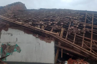 Prédio histórico desaba e causa danos à rede elétrica no centro de Cruz Alta<!-- NICAID(16094029) -->