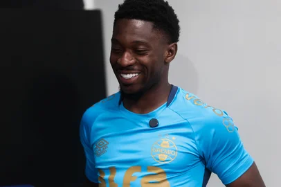 PORTO ALEGRE, RS, BRASIL, 13-10-2025: Entrevista exclusiva de Rodrigo Oliveira como jogador do Grêmio, Amuzu. Foto: Jonathan Heckler/Agência RBS<!-- NICAID(16145091) -->