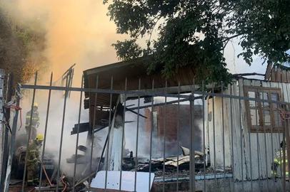 Três casas foram destruídas durante incêndio na rua General Osório no Centro de Passo Fundo na manhã desta quarta-feira (19). As três residências pertencem ao mesmo pátio.<!-- NICAID(15998468) -->