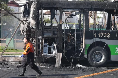 Queda de avião na zona oeste de SP deixa dois mortos e dois feridosSP - AVIÃO/QUEDA/SP/ZONA OESTE - GERAL - Um avião de pequeno porte caiu na Avenida Marques de São Vicente, na Barra Funda,   zona oeste de São Paulo, na manhã desta sexta-feira, 7. Segundo o Corpo de   Bombeiros, as informações iniciais são de dois mortos e dois feridos. Restos de   combustíveis se espalharam sobre um ônibus e carros que estavam na via e pegaram   fogo. Os dois mortos são os ocupantes da aeronave, cujas identidades ainda não   foram divulgadas. Os feridos são uma idosa, ocupante do ônibus, e um motociclista.   Ambos tiveram ferimentos leves, segundo o Corpo dos Bombeiros. O ônibus estava   quase vazio na hora do acidente. A avenida, uma das mais movimentadas da região   permanece interditada.   07/02/2025 - Foto: WERTHER SANTANA/ESTADÃO CONTEÚDOEditoria: GERALLocal: SÃO PAULOIndexador: WERTHER SANTANAFotógrafo: ESTADÃO CONTEÚDO<!-- NICAID(15971141) -->