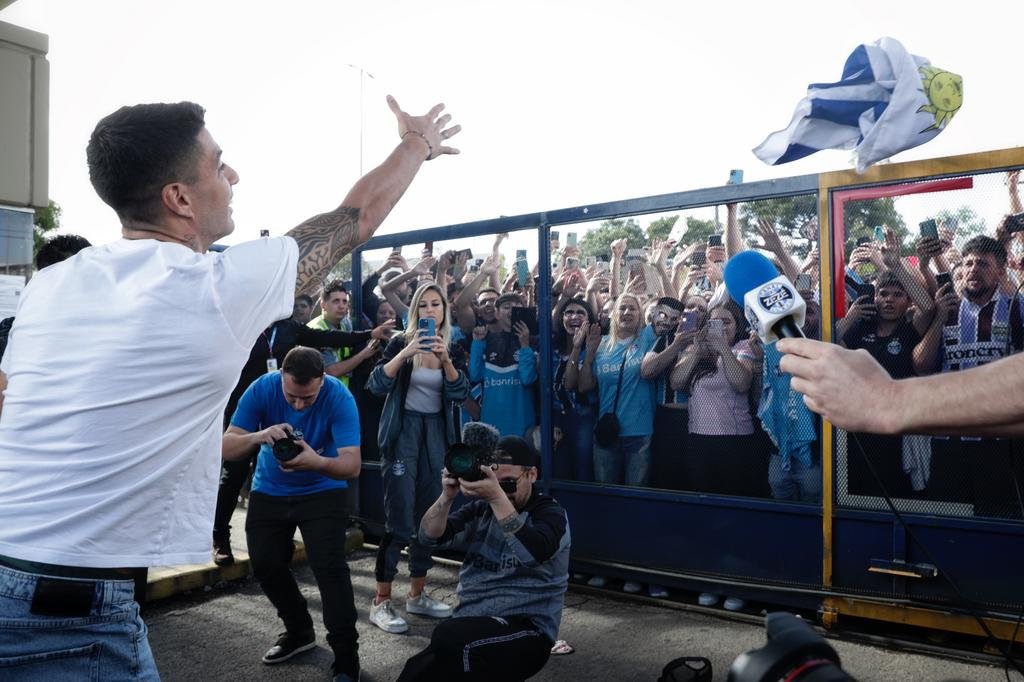 Torcedores do Grêmio se despedem de Luis Suárez no aeroporto Salgado Filho