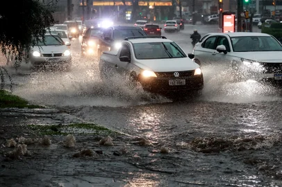 Duda Fortes/ / Agencia RBS PORTO ALEGRE, RS, BRASIL, 21-07-2026: Alto volume de chuva no RS. Em Porto Alegre, acúmulo de água causa transtorno para os motoristas na Avenida Venceslau Escobar com a Coronel Massot, na Zona Sul. Fotos: Duda Fortes/Agencia RBS<!-- NICAID(16331193) -->