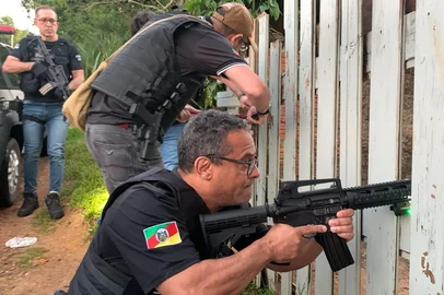 Um crime marcado pela barbárie contra uma adolescente levou a Polícia Civil a desencadear na manhã desta quinta-feira (19) uma operação em Porto Alegre. O caso aconteceu em janeiro deste ano, quando a vítima foi arrebatada por criminosos, teve dedos das mãos cortados e o cabelo raspado. O episódio violento levou à realização de uma ofensiva na Zona Leste.A investigação é coordenada pela 2ª Delegacia de Proteção à Criança e ao Adolescente (DPCA). São cumpridas 12 ordens judiciais, sendo quatro mandados de prisão temporária contra suspeitos do crime e oito de busca e apreensão. Os quatro alvos da operação são suspeitos de terem abordado a vítima e cometido os atos de tortura.<!-- NICAID(16228147) -->