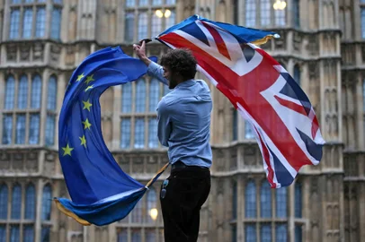 (FILES) In this file photo taken on June 28, 2016, a man waves both a Union flag and a European flag together on College Green outside The Houses of Parliament at an anti-Brexit protest in central London on June 28, 2016. - Five years on from Britain's shock decision to quit the European Union, the wounds opened by Brexit have yet to heal, and analysts say its far-reaching changes are only just beginning. (Photo by JUSTIN TALLIS / AFP)<!-- NICAID(14816015) -->