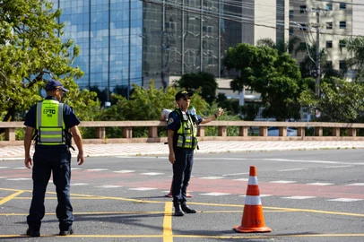Veículo com mais de R$ 63 mil em dívidas é flagrado em blitz da EPTC<!-- NICAID(16013816) -->