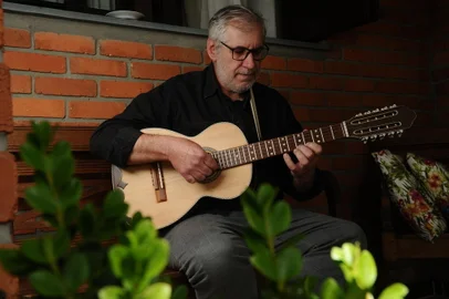 CAXIAS DO SUL, RS, BRASIL (12/11/2020)Violinista Valdir Verona, personagem da série A Arte não Para. (Antonio Valiente/Agência RBS)<!-- NICAID(14641080) -->