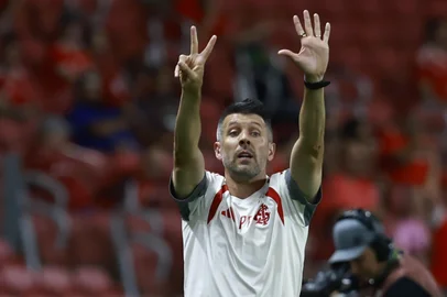 Porto Alegre, RS, Brasil, 01/04/2026 — O Sport Club Internacional recebe o São Paulo Futebol Clube na noite desta quarta-feira, no Estádio Beira-Rio, em partida válida por mais uma rodada do Campeonato Brasileiro Série A de 2026. Na foto, o técnico do Inter, Paulo Pezzolano. Foto: Jeff Botega/Agência RBSIndexador: jeff botega<!-- NICAID(16257332) -->