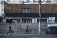 PORTO ALEGRE, RS, BRASIL, 08-07-2026: Novos estabelecimentos comerciais serão construídos no bairro Santana. Tapumes na Avenida João Pessoa, quase esquina com Venâncio Aires, guardam novidades comerciais e gastronômicas. (Foto: André Ávila/Agência RBS)Indexador: Andre Avila<!-- NICAID(16324821) -->