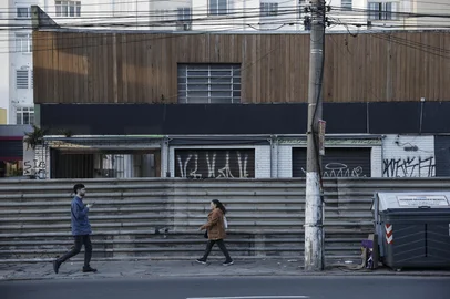 André Ávila / Agencia RBS PORTO ALEGRE, RS, BRASIL, 08-07-2026: Novos estabelecimentos comerciais serão construídos no bairro Santana. Tapumes na Avenida João Pessoa, quase esquina com Venâncio Aires, guardam novidades comerciais e gastronômicas. (Foto: André Ávila/Agência RBS)Indexador: Andre Avila<!-- NICAID(16324821) -->