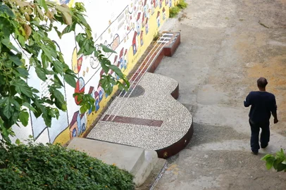 PORTO ALEGRE, RS, BRASIL 11/05/2017 - Um pequeno palco em formato de violão foi construído ao pé da escadaria  "Ladrilhar", que foi revitalizada na Zona Leste. Ele vai ser inaugurado no dia 13 de maio pela idealizadora do projeto, a psicóloga Cláudia Coelho. (FOTO: ROBINSON ESTRÁSULAS/AGÊNCIA RBS)<!-- NICAID(12907026) -->