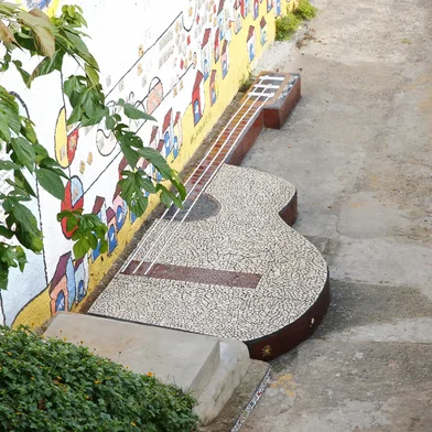 PORTO ALEGRE, RS, BRASIL 11/05/2017 - Um pequeno palco em formato de violão foi construído ao pé da escadaria  "Ladrilhar", que foi revitalizada na Zona Leste. Ele vai ser inaugurado no dia 13 de maio pela idealizadora do projeto, a psicóloga Cláudia Coelho. (FOTO: ROBINSON ESTRÁSULAS/AGÊNCIA RBS)<!-- NICAID(12907026) -->