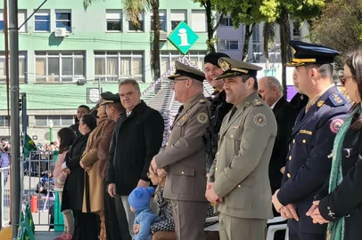 Vice-prefeito Edson Néspolo representou o Executivo no desfile de 7 de Setembro. O prefeito Adiló Didomenico estava em compromissos pessoais.<!-- NICAID(16360785) -->