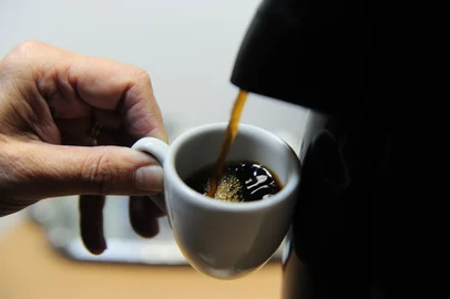 CAXIAS DO SUL, RS, BRASIL, 03/06/2019. Café - Não é despesa pública, mas Executivo, Legislativo e Judiciário continuam pagando o cafezinho com recursos públicos na Serra. Algumas prefeituras aboliram o gasto do orçamento.  (Porthus Junior/Agência RBS)<!-- NICAID(14106058) -->