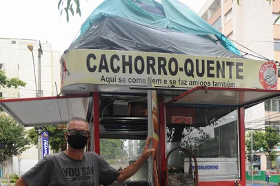 CAXIAS DO SUL, RS, BRASIL, 04/02/2022 - Foto do Vendedor de cachorro quente, Fernando Schaefer, que mora em barraca improvisada em cima de sua banquinha, em frente a UPA Central. (Marcelo Casagrande/Agência RBS)<!-- NICAID(15007933) -->