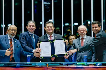 BRASÍLIA - Cerimônia de Promulgação das Propostas de Emenda à Constituição que Põem Fim à Escala de Trabalho 6x1 e Estabelecem a Aposentadoria Diferenciada para Agentes<!-- NICAID(16388700) -->