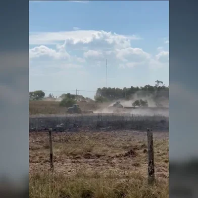 Incêndio em campo ameaça escola em Barra do Quaraí , e tratores são usados para conter o fogo