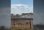 Incêndio em campo ameaça escola em Barra do Quaraí, e tratores são usados para conter o fogo; veja vídeo