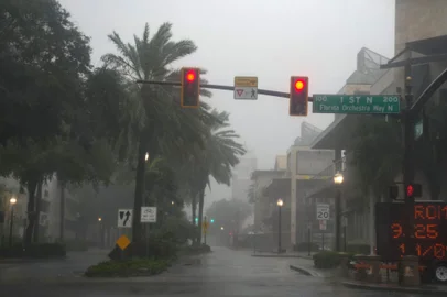On heels of Helene, storm Milton expected to strengthen into major hurricane and slam FloridaTraffic lights in empty downtown of St. Petersburg, Florida, as Hurricane Milton is expected to make landfall late on October 9, 2024. Florida residents fled or just hunkered down in the final hours Wednesday before massive Hurricane Milton pummels the state, as government emergency relief efforts were dragged to the center of the US election. (Photo by Bryan R. SMITH / AFP)Editoria: DISLocal: St. PetersburgIndexador: BRYAN R. SMITHSecao: disaster (general)Fonte: AFPFotógrafo: STR<!-- NICAID(15887393) -->