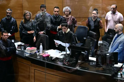 Judge Lucia Glioche (C) reads the sentence during the last day of the public trial of the murderers of Marielle Franco and her driver, Anderson Gomes, at the Court of Justice in Rio de Janeiro, Brazil, on October 31, 2024. (Photo by Pablo PORCIUNCULA / AFP)<!-- NICAID(15904387) -->