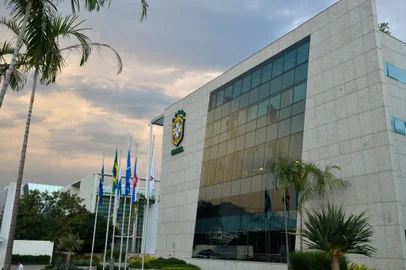 Sede da CBF, na Barra da Tijuca, sem o nome do ex-presidente JosÃ© Maria Marin, preso em investigaÃ§Ã£o internacional que apura casos de corrupÃ§Ã£o e fraudes na Fifa (Fernando FrazÃ£o/AgÃªncia Brasil)Indexador: AgÃªncia Brasil/ Fernando FrazÃ£Fonte: 563074186<!-- NICAID(15370845) -->