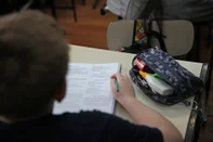 FARROUPILHA, RS, BRASIL, 19/08/2024. Foram divulgados nesta quarta-feira (14) os resultados de 2023 do Índice de Desenvolvimento da Educação Básica (Ideb). Entre os municípios, um dos destaques nesta etapa de ensino é Farroupilha. Três colégios da rede municipal estão entre os 10 melhores nos anos finais: a Escola Municipal de Ensino Fundamental Santa Cruz (1º lugar, com nota 7,5), escola Oscar Bertholdo (7) e Ângelo Chiele (6,9). Na foto, escola Santa Cruz. (Porthus Junior/Agência RBS)Indexador: Porthus JUNIOR<!-- NICAID(15844309) -->