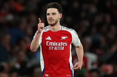 Arsenal's English midfielder #41 Declan Rice celebrates scoring the team's second goal during the UEFA Champions League Quarter final first leg football match between Arsenal and Real Madrid, at the Emirates Stadium, in London, on April 8, 2025. (Photo by Adrian Dennis / AFP)<!-- NICAID(16012868) -->