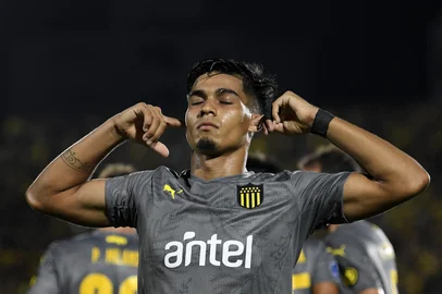 Penarol's forward Matias Arezo celebrates after scoring a goal during the Copa Sudamericana first stage football match between Uruguay's River Plate and Uruguay's Peñarol, at the Domingo Burgueño stadium in Maldonado, Uruguay, on March 7, 2023. (Photo by Pablo PORCIUNCULA / AFP)Editoria: SPOLocal: MaldonadoIndexador: PABLO PORCIUNCULASecao: soccerFonte: AFPFotógrafo: STF<!-- NICAID(15616459) -->