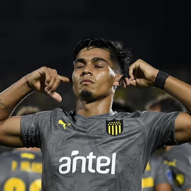 Penarol's forward Matias Arezo celebrates after scoring a goal during the Copa Sudamericana first stage football match between Uruguay's River Plate and Uruguay's Peñarol, at the Domingo Burgueño stadium in Maldonado, Uruguay, on March 7, 2023. (Photo by Pablo PORCIUNCULA / AFP)Editoria: SPOLocal: MaldonadoIndexador: PABLO PORCIUNCULASecao: soccerFonte: AFPFotógrafo: STF<!-- NICAID(15616459) -->