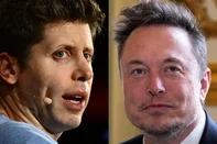 Um grupo de investidores liderado pelo bilionário Elon Musk, fez uma oferta de US$ 97,4 bilhões (cerca de R$ 550 bilhões) para comprar a controladora da OpenAI, criadora do ChatGPT. A proposta foi feita por meio da empresa de inteligência artificial de Musk, a xAI. A informação foi divulgada pelo Wall Street Journal na tarde de segunda-feira (10). A OpenAI não se manifestou, mas o CEO da empresa, Sam Altman, respondeu no X, agradecendo a oferta e ironizando Musk: "Obrigado, não. Mas compraremos o Twitter por US$ 9,74 bilhões (R$ 55 bilhões), se você quiser". Musk respondeu chamando Sam de vigarista e depois fez um post com um trocadilho, "Scam Altman", associando o nome "Sam" à palavra "scam", que significa fraude. <!-- NICAID(15973407) -->