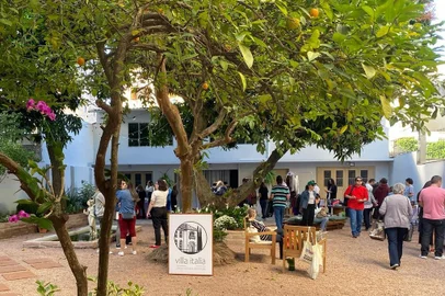 A segunda edição da Feira Menu acontece neste domingo, dia 17, no pátio da Scuola Villa Italia (Av. Venâncio Aires, 733, bairro Farroupilha), das 1hh às 17h.Essa feira é especialmente para quem ama gastronomia. São oferecidos utilitários de mesa de pequenos produtores locais e artesanais, pães, doces, temperos, antepastos, chocolates, vinhos, cervejas e muitas outras coisinhas que têm relação direta com a delícia que é promover e curtir a culinária.O evento traz mais de vinte expositores, além de pocket show de voz e violão com Genz, às 15h30. A feira Menu é uma iniciativa da Muaá Cafés Especiais.Em caso de chuva, o evento será transferido para o domingo seguinte, dia 24. Mais informações no Instagram @feiramenu.<!-- NICAID(15538252) -->