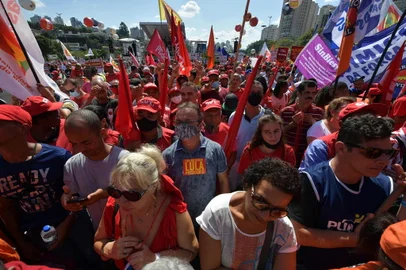 Members of various labour unions take part in a May Day rally to mark the international day of the workers, in Sao Paulo, Brazil, on May 1, 2022. (Photo by Nelson ALMEIDA / AFP)Editoria: LABLocal: Sao PauloIndexador: NELSON ALMEIDASecao: citizens initiative and recallFonte: AFPFotógrafo: STF<!-- NICAID(15083146) -->