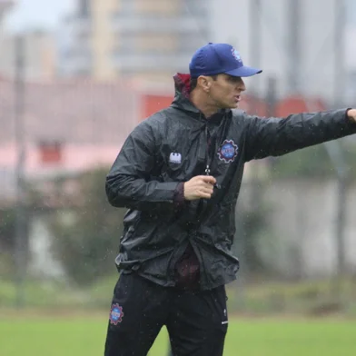 Treino do Caxias para confronto com o Retrô, no próximo sábado. Na foto, o técnico Júnior Rocha<!-- NICAID(16034128) -->