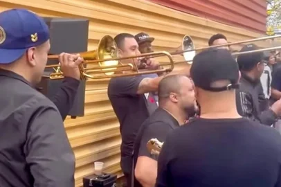 Divulgação / Arquivo pessoal 12.10.2026. Com samba, churrasco e cerveja, amigos transformam despedida de músico de Pelotas em celebração à vida. Após o velório de Wagner Nunes Goularte, o Botão, músicos se reuniram para tocar as canções que marcaram a trajetória do trombonista, que faleceu aos 44 anos. Foto Divulgação / Arquivo pessoal<!-- NICAID(16386101) -->