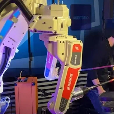 Robô toca bateria<!-- NICAID(15140577) -->