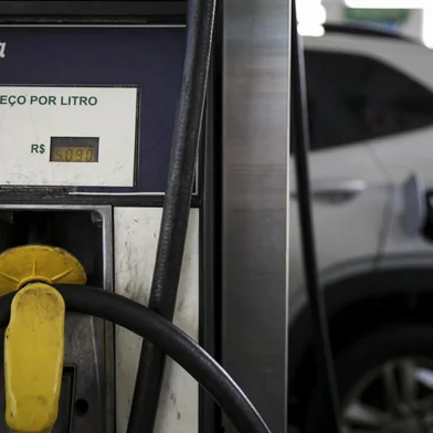 Porto Alegre, RS, Brasil, 16-05-2023: Abastecimento de combustível em um posto em Porto Alegre. A Petrobras anunciou nesta terça-feira (16) o fim da política de paridade internacional para precificação dos combustíveis no Brasil. A partir de amanhã, preços de diesel e gasolina deverão ser reduzidos para as distribuidoras. Foto: Mateus Bruxel / Agência RBSIndexador: Andre Avila<!-- NICAID(15429572) -->